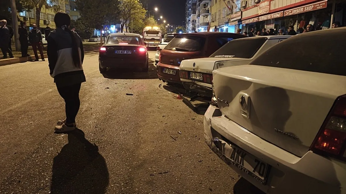 Direksiyon hakimiyetini kaybeden sürücü park halindeki araçlara çarptı: 3 yaralı